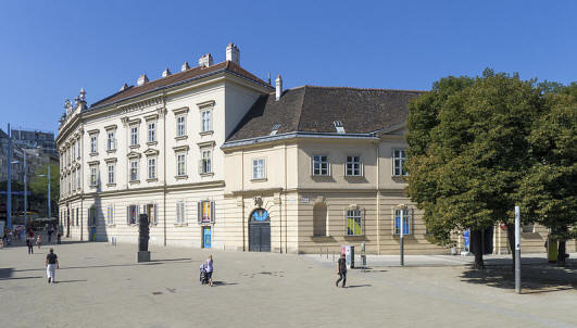 File:Wien 07 Museumsquartier a.jpg